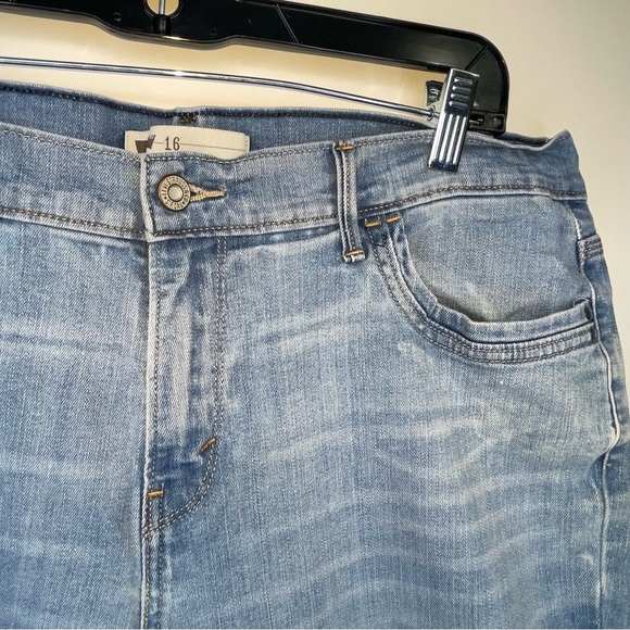 Levi’s Denim Shorts with Rolled Hem and 5-Pocket Design Size 16 - Picture 4 of 12